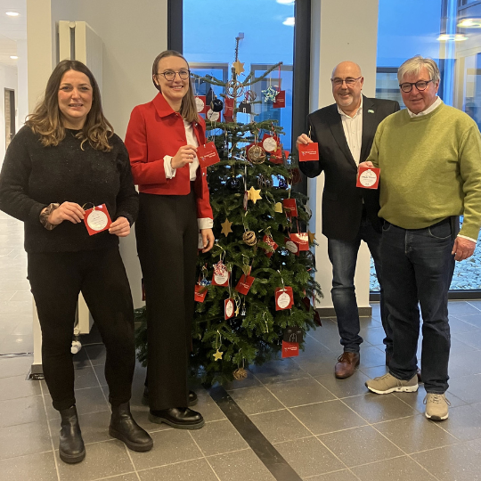 Fotozeile: von rechts: Thomas Oppmann, Vertreter der Bürgerstiftung Warstein, Dr. Thomas Schöne, Bürgermeister der Stadt Warstein, Dr. Christina Berger, Vertreterin der Bürgerstiftung Warstein und Christina Berghoff, Leiterin des LWL-Pflegezentrums Warstein.