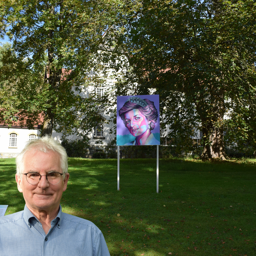 Dr. Ewald Rahn vor dem Portrait von Lady Diana (Künstler des Portraits: Oliver Schäfer).