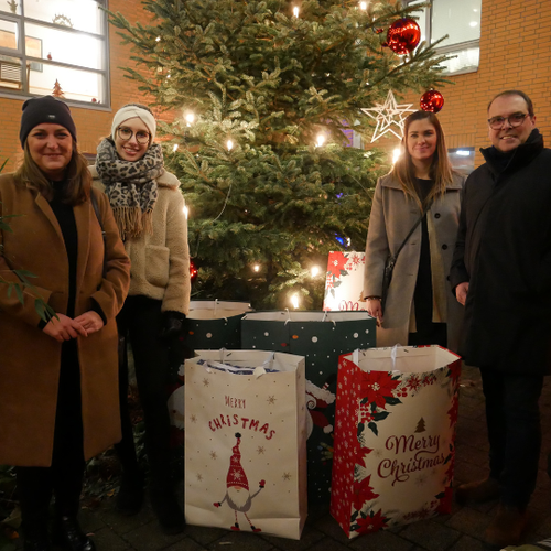 Christina Berghoff, Marlene Alz,  Corinna Kotthoff und Wolfgang Wiegelmann bei der Geschenkeübergabe