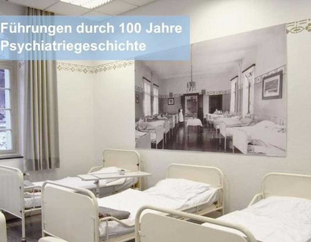 Zeigt einen alten Bettensaal.