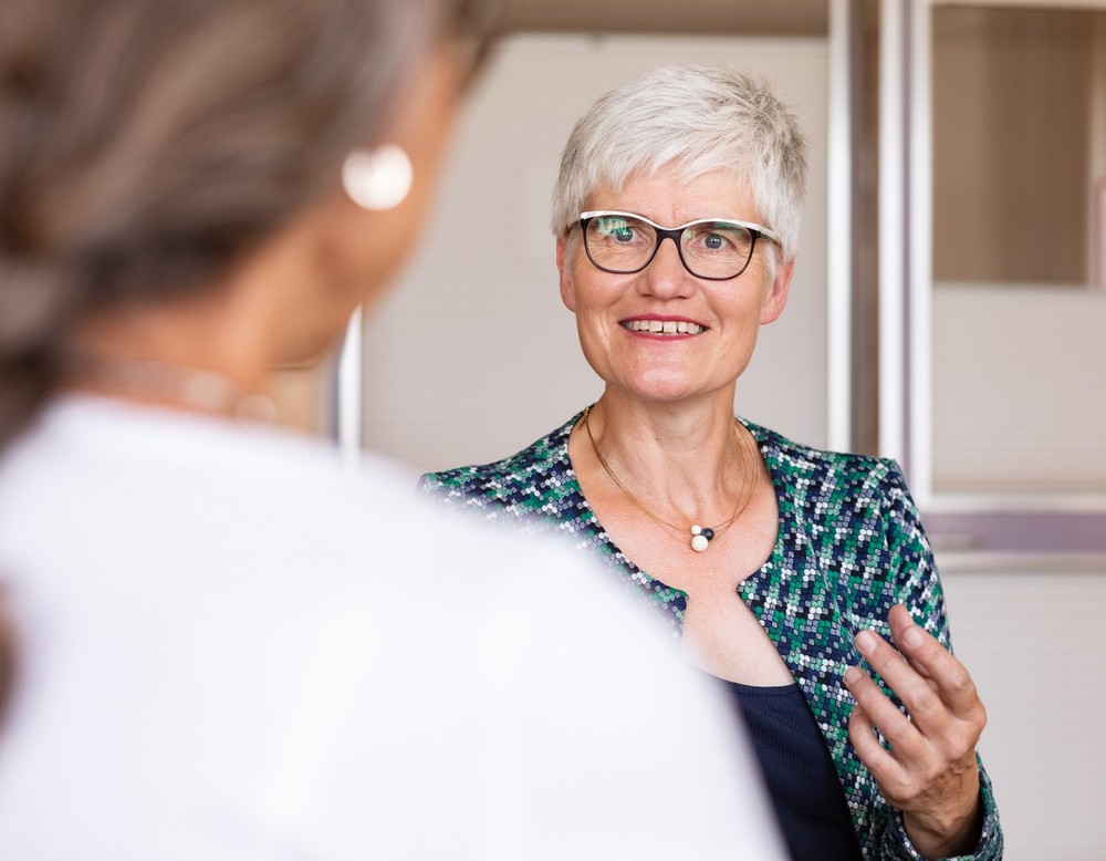 Das Foto zeigt Frau Dr. Schelte im Gespräch mit einer Patientin.